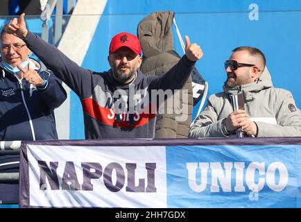 Neapel, Kampanien, Italien. 23rd Januar 2022. Während des italienischen Serie A Fußballmatches SSC Napoli gegen FC Salernitana am 23. Januar 2022 im Diego Armando Maradona Stadium in Neapel.in Bild: Unterstützer Neapel (Kreditbild: © Fabio Sasso/ZUMA Press Wire) Stockfoto