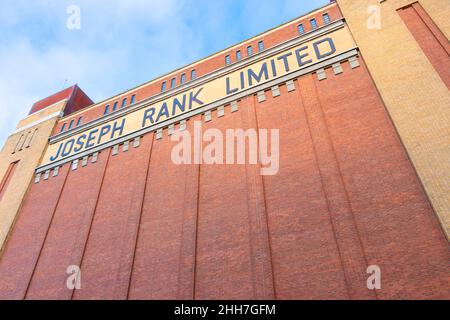 Blick auf baltische Blumenmühlen Zeichen Joseph Rank ltd aus Keramikfliesen an der Wand des Baltic Arts Center und Galerie gateshead tyne & Wear Stockfoto