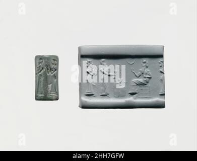 Zylindersiegel und moderner Eindruck: Verehrer, der vor einem sitzenden gott ein Trankopfer ausgießt. 2112–2004 v. Chr. Neo-sumerisch Obwohl bereits im siebten Jahrtausend v. Chr. gravierte Steine zum Stempeln von Abdrücken in Ton verwendet wurden, ermöglichte die Erfindung von geschnitzten Zylindern, die über Ton gerollt werden konnten, im vierten Jahrtausend v. Chr. die Entwicklung komplexerer Siegeldesigns. Diese Zylinderdichtungen, die zuerst in Mesopotamien verwendet wurden, dienten als Besitzzeichen oder Identifikationszeichen. Dichtungen wurden entweder auf Tonklumpen eingeprägt, die zum Schließen von Gläsern, Türen und Körben verwendet wurden, oder sie wurden auf Tonkörbe gerollt Stockfoto