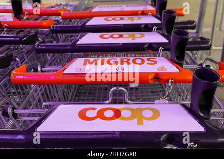 Herzogenbuchsee, Schweiz, 03. Januar 2022: Shopping Carts der beiden größten konkurrierenden Unternehmen Coop und Migros. Stockfoto