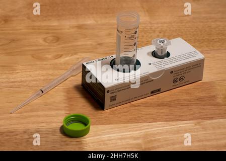 Potterville, MI - 23rd. Januar 2022: Covid19 Testkit, das von Studenten der MSU verwendet wird Stockfoto