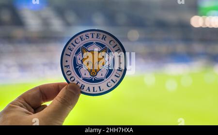 12. September 2021, Leicester, Großbritannien. Leicester City FC Fußballverein-Emblem vor der Kulisse eines modernen Stadions. Stockfoto