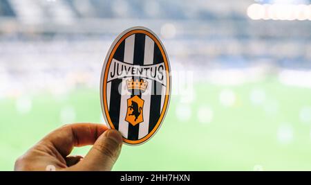 30. August 2021, Turin, Italien. Das Emblem des Fußballvereins Juventus auf dem Hintergrund des modernen Stadions. Stockfoto