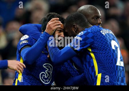 Der Chelsea-Spieler Thiago Silva (Mitte) feiert das zweite Tor des Spiels mit Romelu Lukaku und Antonio Rudiger (rechts) während des Spiels der Premier League in Stamford Bridge, London. Bilddatum: Sonntag, 23. Januar 2022. Stockfoto