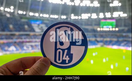 12. September 2021, Gelsenkirchen, Deutschland. Das Emblem des Fußballvereins FC Schalke 04 vor dem Hintergrund des modernen Stadions. Stockfoto