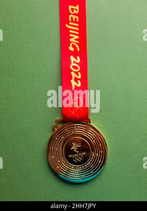 6. Januar 2021, Peking China. Goldmedaille der XXIV. Olympischen Winterspiele auf grünem Hintergrund. Stockfoto