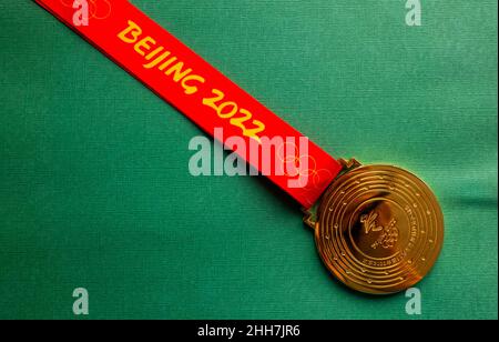 6. Januar 2021, Peking China. Goldmedaille der XXIV. Olympischen Winterspiele auf grünem Hintergrund. Stockfoto