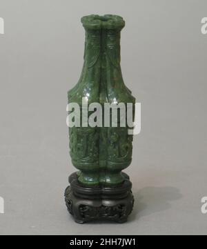 Vase mit archaischen Motiven China die verschachtelten Designs, viele enden in Drachenköpfen, auf der Oberfläche dieser Vase lassen sich auf Dekorationen zurückführen, die in der zweiten Hälfte der Zhou-Dynastie (1046–256 v. Chr.) auf Bronzegefäßen gefunden wurden. Vase mit archaischen Motiven 43975 Stockfoto