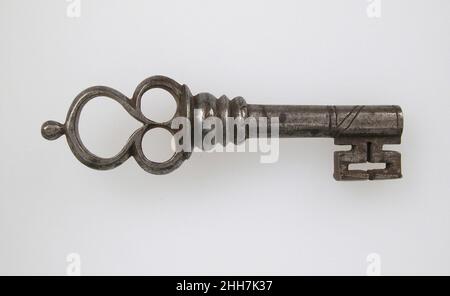 Schlüssel 1480–1500 Englisch die Dekoration gotischer Eisenschlösser und Schlüssel war oft aufwendig und von höchster Verarbeitungsqualität. Die Motive wurden häufig aus der gotischen Architektur gezogen und reproduzieren im Miniaturmaßstab komplizierte Tracieriemuster und sogar kleine Statuetten. Eine Reihe dieser winzigen Schlösser waren zusammengeschlüssel, einige der Mechanismen waren nicht sichtbar und erforderten zwei oder sogar drei Schlüssel, die nacheinander verwendet wurden, um sie zu öffnen. Es wurde vorgeschlagen, dass die stark erweiterte Verwendung von Schlössern an Türen oder Sargträten und anderen Arten von Lagerkisten ein Ergebnis der zunehmenden Urbanisierung von war Stockfoto