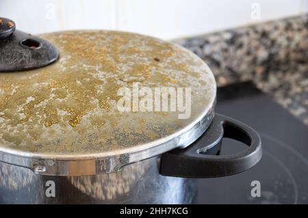 Küchentopf muss aus nächster Nähe gewaschen werden Stockfoto