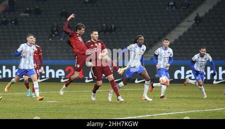 Berlin, Deutschland. 20th Jan, 2022. firo : 01/23/2022, Fuvuball, 1st Bundesliga, Saison 2021/2022, Hertha BSC Berlin - FC Bayern Mvºnchen Thomas MvúLLER, Bayern Tor zu 0:2 Credit: dpa/Alamy Live News Stockfoto