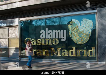 Madrid, Spanien; 01212022: Fassade des Casino Gran Madrid Gebäudes, in der Nähe des Colon Platzes. Zufällige Person beim Gehen. Sonniger Tag. Stockfoto