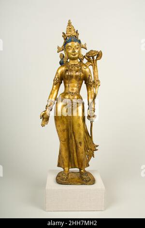 Tara, der buddhistische Erlöser Nepal (Kathmandu-Tal), 12th.–Anfang des 13th. Jahrhunderts Tara ist die höchste Retterin und Göttin der Barmherzigkeit im Vajrayana-Buddhismus, am besten als weibliches Gegenstück zu einem Bodhisattva verstanden. Sie steht anmutig, ihre offene Hand auszustrecken ist eine Geste, den Devotees Wohltaten (varada mudra) zu gewähren. Der Lotus in voller Blüte und ihr goldenes Gesicht deuten darauf hin, dass sie als Sitatara („Weiße Tara“) verstanden wird, eine weibliche Form von Avalokiteshvara Padmapani. Tara, der buddhistische Erlöser. Nepal (Kathmandu Valley). 12th–Anfang des 13th. Jahrhunderts. Vergoldete Kupferlegierung mit Farbe und Goldfarbe. Thakuri-frühe Malla per Stockfoto