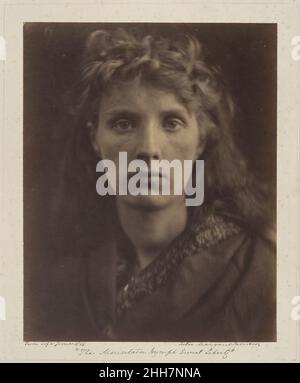 Die Bergnymphe Sweet Liberty 1866 Julia Margaret Cameron Britische, in Camerons Bergnymphe Sweet Liberty geborene Inderin, starrt Miss Keene, ein fesselndes Modell, über das wir nur ihren Nachnamen kennen, direkt auf die Kamera (und damit auch auf den Betrachter), Ihr Haar lockert sich und ihre Augen öffnen sich weit. Sie füllt den Rahmen und scheint aus dem Bild zu treten. Das Foto hat seinen Titel aus John Miltons Gedicht L'Allegro, eine Feier der Freuden des Lebens:Kommen Sie, und Reise es, wie Sie auf den hellen fantastischen Zeh gehen;und in der rechten Hand führen mit theeThe Mountain Nymphe, süß Liberty.Cameron gesendet Stockfoto