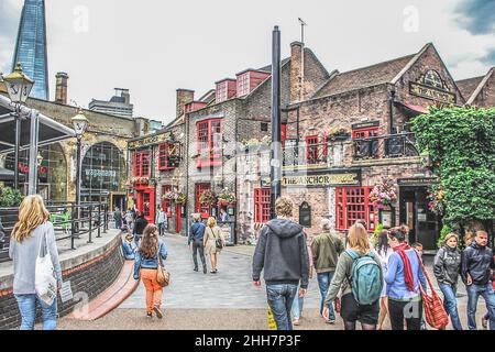 Eine Gruppe von Touristen geht eine Londoner Straße entlang und genießt ihren Urlaub. Stockfoto
