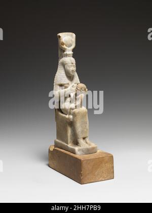 ISIS mit Horus 332–30 v. Chr. ptolemäische Periode Isis mit ihrem Sohn Horus, der auf ihrem Schoß sitzt, ist hier in einem Marmor mit einem unverwechselbaren bläulichen Guss geformt. Es ist bemerkenswert, dass dichte weißliche Steine eine beliebte Wahl für Statuetten der Göttin und ihres Sohnes sind. Die Statuette passt in eine separate uralte Basis aus Kalkstein. ISIS mit Horus. 332–30 V. CHR. Statue: Marmor; Basis: Kalkstein. Ptolemäische Periode. Aus Ägypten Stockfoto