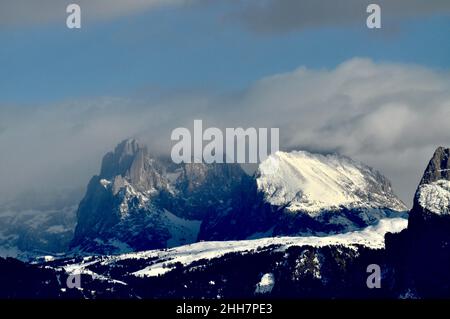 Dolomiti: il Sassolungo (Langkofel) e il Sasso Piatto (Plattkofel) dietro l'Seiser Alm fotografati dal Salto a San Genesio Stockfoto