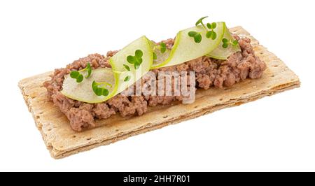 Knäckebrot mit Leberpastete isoliert auf weißem Hintergrund Stockfoto