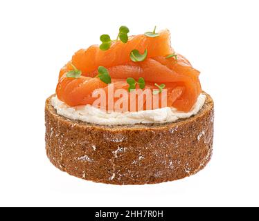 Toast mit Lachs und Frischkäse isoliert auf weißem Hintergrund Stockfoto