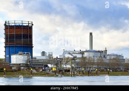 Ludwigshafen, Deutschland - Januar 2022: Industriegebäude der BASF SE, einem deutschen multinationalen Chemiekonzern und größten Chemieproduzenten im wo Stockfoto