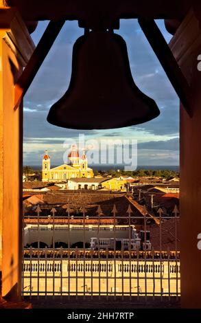 Die wunderschöne neoklassizistische Kathedrale von Granada und der Glockenturm der Kirche La Merced, Granada, Nicaragua Stockfoto