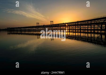 Sonnenuntergang über dem Rio Tinto Pier, Huelva, Andalusien, Spanien Stockfoto