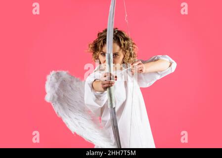 Valentinstag Engel. Amor Mädchen mit Pfeil und Bogen. Lockige Frau mit weißen Flügeln. Frohe Feiertage Stockfoto