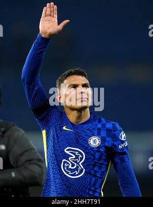 Thiago Silva von Chelsea applaudiert den Fans nach dem letzten Pfiff während des Spiels der Premier League in Stamford Bridge, London. Bilddatum: Sonntag, 23. Januar 2022. Stockfoto