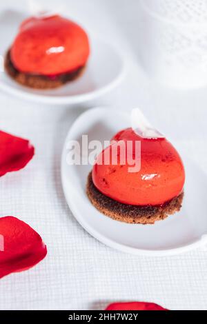 Valentinstag herzförmige Schokolade und Erdbeerkuchen. Feier der Liebe Konzept. Stockfoto