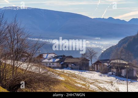 Alpine Landschaft rund um ein Dorf namens St. Felix in Südtirol im Winter Stockfoto