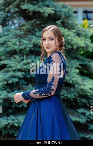 Schöne Mädchen in glamourösen ultramarine Kleid. Bereit für ihre Abschlussball Nacht. Stockfoto