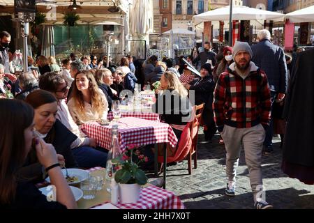 Am 22. Januar 2022 essen die Menschen in einem Restaurant in Rom, Italien. Nach den neuesten Regeln der italienischen Regierung, in Cafés, Restaurants (auch unter freiem Himmel), U-Bahnen, Busse, Züge, Fähren, Kinos, Theater, Museen, Fitnessstudios, Schwimmbäder, Ist obligatorisch das „Super Green Pass“-Zertifikat, das nur mit 2 oder 3 Covid 19 Impfstoffdosen oder durch Heilung der Infektion erhalten werden kann. Auf der anderen Seite, um Universitäten, Büros, Banken, Gefängnisse, Und Friseure und Nagelstudios ist es obligatorisch, das "Standard Green Pass"-Zertifikat zu zeigen, das auch mit einer schnellen erhalten werden kann Stockfoto