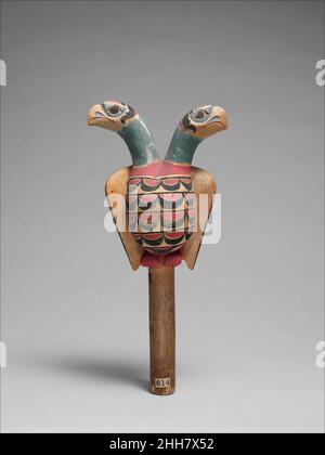 Rassel 19th Century Native American (Tlingit) Diese ungewöhnliche Rassel zeigt einen doppelköpfigen Adler. Tiere, die auf Rasseln an der Nordwest-Küste dargestellt wurden, waren fast immer Darstellungen von denen, die in der natürlichen Welt gefunden wurden. Das Auftreten dieser Rassel deutet auf den Kontakt zwischen den indigenen Völkern der Nordwestküste und russischen Entdeckern im 19. Jahrhundert hin, die Symbole des russischen kaiserlichen Doppeladleremblems mit sich getragen hätten. Rassel 501230 Stockfoto