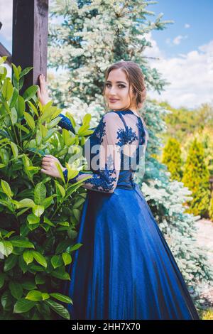 Schöne Mädchen in glamourösen ultramarine Kleid. Bereit für ihre Abschlussball Nacht. Stockfoto