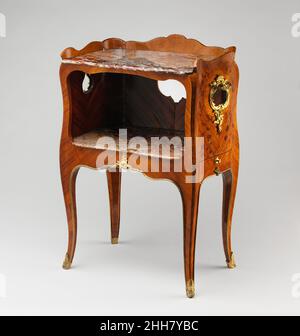 Nachttisch (Tisch de nuit) ca. 1750–56 Bernard II. Van Risenburgh zugeschrieben von daher gingen wir weiter zu Belle Vue, der schönsten Situation, die ich bisher in Frankreich gesehen habe – das Haus, das vollkommen elegant war; es wurde von Madame de Pompadour bewohnt, wie es scheint, als es in der Fülle ihrer Macht war Hester Thrale, Zeitschrifteneintrag für den 26. Oktober 1775Situated Zwischen Meudon und Saint-Cloud bot das Château de Bellevue, wie der Name schon sagt, wunderschöne Aussichten über die seine und das Panorama von Paris in der Ferne. 1750 verlegte Ludwig XV. Das damals gerade fertiggestellte Haus in seinen offiziellen Nebel Stockfoto