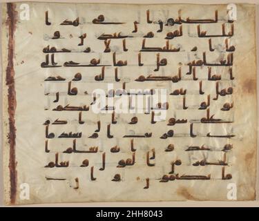 Folio aus dem 'Taschkent-Koran' Ende 8th–Anfang 9th Jahrhundert Diese Folio ist großartig in der Größe und stammt aus einer der ältesten erhaltenen Qur'an-Handschriften. Es ist in einer frühen Version der Kufic-Schrift geschrieben, ohne diakritische Zeichen, um die Buchstaben zu unterscheiden, und mit sehr begrenzter Beleuchtung. Basierend auf der Form der Schrift und den Illuminationen, die auf anderen Seiten dieses Korans überleben, wurde das Buch Kairo, Ägypten, Damaskus, Syrien oder Sana'a, Jemen. Etwa ein Drittel der Originalmanuskripte befindet sich in der hast-Imam-Bibliothek in Taschkent, Usbekistan. Fol Stockfoto
