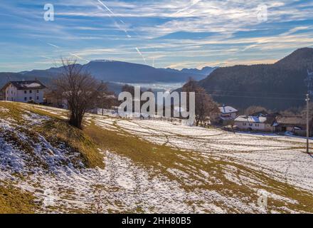 Alpine Landschaft rund um ein Dorf namens St. Felix in Südtirol im Winter Stockfoto