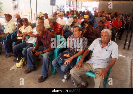 Maracaibo, Venezuela. 22nd Januar 2022. Rentner und Rentner, die am 22. Januar 2022 in Maracaibo, Venezuela, Schlange stehen, um Geld abzuheben. Nach dem offiziellen Zinssatz der Zentralbank von Venezuela (BCV) reichen die 7 Bolivare (1,5 US-Dollar), die die Rentner monatlich erhalten, nicht aus, um ihre grundlegendsten Bedürfnisse wie den Kauf von Lebensmitteln, Medikamenten und Transport zu decken. Quelle: SIPA USA/Alamy Live News Stockfoto