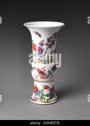 Vase mit Blumen und Vögeln (paarweise) 1733 Meissen Manufaktur Deutsch die Form dieser Vase ist chinesisch, aber die Dekoration kombiniert frei chinesische und japanische Motive. Die Vasen können auf das Jahr 1733 datiert werden, das einzige Jahr, in dem das Zeichen auf dem Sockel verwendet wurde. Vase mit Blumen und Vögeln (eine von einem Paar). Deutsch, Meißen. 1733. Hartporzellan mit farbigen Emaillen unter transparenter Glasur bemalt. Keramik-Porzellan Stockfoto