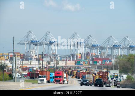 Ein Back-up von Frachtereshalb-Trucks im Hafen von Savannah während der COVID Stockfoto