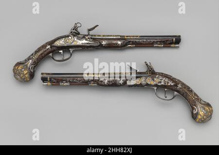 Paar Flintlock Pistolen für Ferdinand IV., König von Neapel und Sizilien (1751–1825) ca. 1768 Königliche Waffenmanufaktur in Torre Annunziata Italienisch die Königliche Waffenmanufaktur in Neapel wurde 1757 unter maßgeblicher Beteiligung spanischer Waffenhersteller gegründet, die die neopolitanische Waffenproduktion sowohl in technischen Innovationen als auch im künstlerischen Stil stark beeinflussten. Diese prächtigen Pistolen sind von zwei führenden Handwerkern der Fabrik signiert und scheinen für ihren Mäzen, König Ferdinand IV. Von Neapel und Sizilien (1751–1825), angefertigt worden zu sein. Was können Porträts des jungen Königs und seiner Königin auf dem b sein Stockfoto