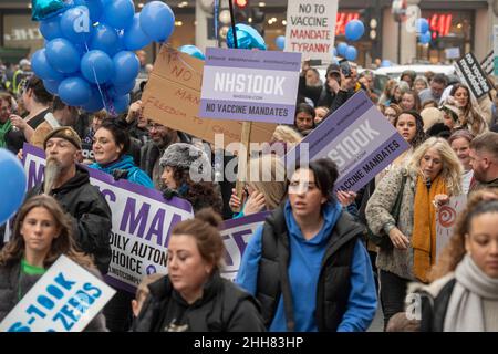 March for Freedom, London, Großbritannien - 22nd. Januar 2022 Tausende Demonstranten marschieren während einer weltweiten Kundgebung für freedo durch das Zentrum von London Stockfoto