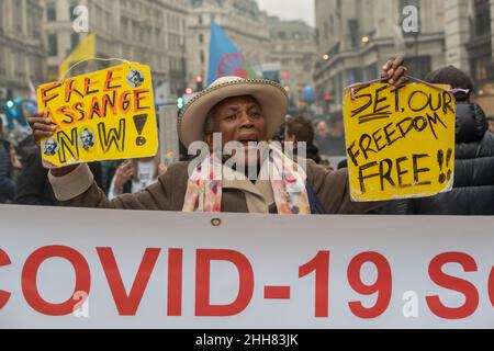 March for Freedom, London, Großbritannien - 22nd. Januar 2022 Tausende Demonstranten marschieren während einer weltweiten Kundgebung für freedo durch das Zentrum von London Stockfoto