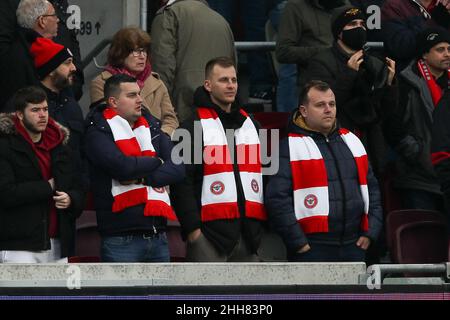 London, Großbritannien. 23rd Januar 2022. Brentford-Fans genießen die Atmosphäre während des Premier League-Spiels zwischen Brentford und Wolverhampton Wanderers am 22. Januar 2022 im Brentford Community Stadium, London, England. Foto von Ken Sparks. Nur zur redaktionellen Verwendung, Lizenz für kommerzielle Nutzung erforderlich. Keine Verwendung bei Wetten, Spielen oder Veröffentlichungen einzelner Clubs/Vereine/Spieler. Kredit: UK Sports Pics Ltd/Alamy Live Nachrichten Stockfoto