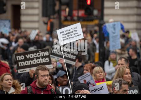 March for Freedom, London, Großbritannien - 22nd. Januar 2022 Tausende Demonstranten marschieren während einer weltweiten Kundgebung für freedo durch das Zentrum von London Stockfoto
