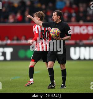 London, Großbritannien. 23rd Januar 2022. Schiedsrichter Peter Bankes hat einen interessanten Nachmittag während des Premier League-Spiels zwischen Brentford und Wolverhampton Wanderers am 22. Januar 2022 im Brentford Community Stadium, London, England. Foto von Ken Sparks. Nur zur redaktionellen Verwendung, Lizenz für kommerzielle Nutzung erforderlich. Keine Verwendung bei Wetten, Spielen oder Veröffentlichungen einzelner Clubs/Vereine/Spieler. Kredit: UK Sports Pics Ltd/Alamy Live Nachrichten Stockfoto