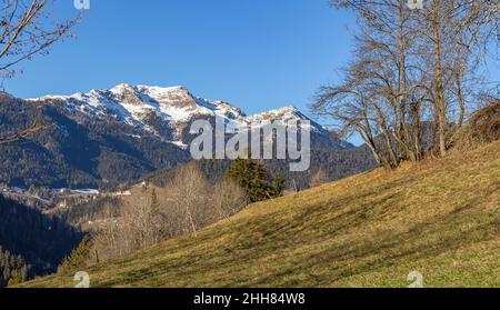 Alpine Landschaft rund um ein Dorf namens St. Felix in Südtirol im Winter Stockfoto