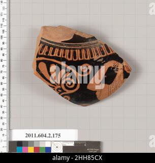 Terrakotta-Fragment eines Stamnos (Glas) drittes Viertel des 5th. Jahrhunderts B.C. Griechisch, attischer Teil des Halses eines Stamnos; an der Stelle des Halses und der Schulter, ein Ring zwischen zwei bearbeitete Rillen; an der Schulter, Band der Zungen; Am Körper der Stamnos, Teil einer umschriebenen Palmette mit Ranken; ein Stück Haar, rechte Schulter und gebeugte rechte Arme einer Frau, die mit ihrer rechten Hand die Geste eines Anakalypsis ausführt. Terrakotta-Fragment eines Stamnos (Glas). Griechisch, Dachboden. Drittes Viertel des 5th. Jahrhunderts B.C. Terrakotta; rote Figur. Klassisch. Vasen Stockfoto