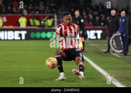 London, Großbritannien. 23rd Januar 2022. Ethan Pinnock von Brentford in Aktion während des Premier League-Spiels zwischen Brentford und Wolverhampton Wanderers am 22. Januar 2022 im Brentford Community Stadium, London, England. Foto von Ken Sparks. Nur zur redaktionellen Verwendung, Lizenz für kommerzielle Nutzung erforderlich. Keine Verwendung bei Wetten, Spielen oder Veröffentlichungen einzelner Clubs/Vereine/Spieler. Kredit: UK Sports Pics Ltd/Alamy Live Nachrichten Stockfoto