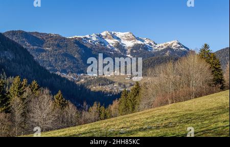 Alpine Landschaft rund um ein Dorf namens St. Felix in Südtirol im Winter Stockfoto